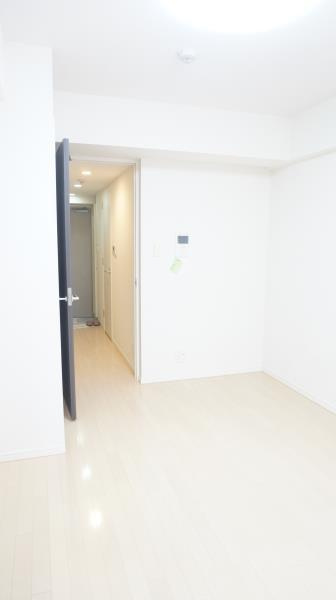 リアルスウィート三軒茶屋の居間・リビング|こちらの居間で趣味の時間をお楽しみください