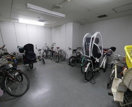 新御茶ノ水アーバントリニティの駐車場