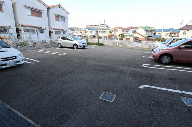 西舞子壱番館の駐車場