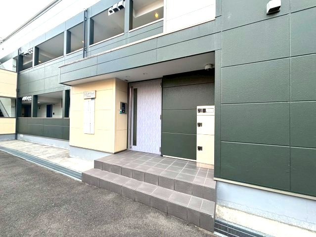 ステラウッド古市のエントランス