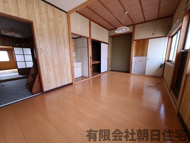 【洋室】 | 東朝日町　中古戸建 1,100万円 | 広々とした洋室です