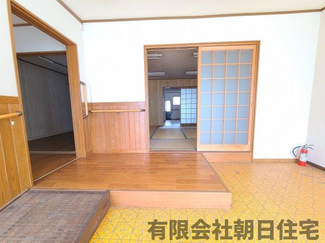 【玄関】 | 東朝日町　中古戸建 1,100万円 | シンプルで使いやすい玄関です