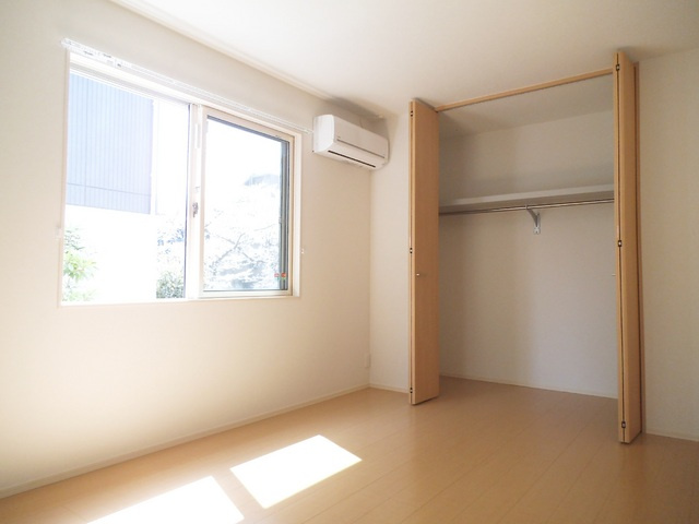 ソワーニュの寝室|洋室☆大きな収納付き☆