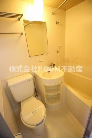 ステーションコーポのトイレ|落ち着いた色調のトイレです