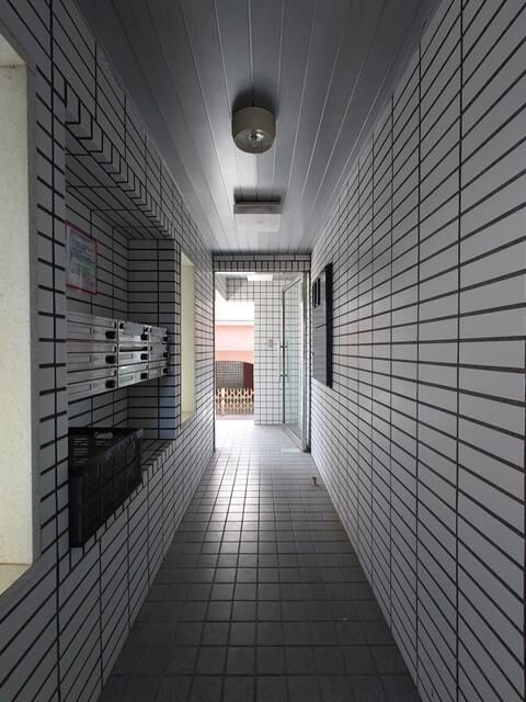小平市美園町１丁目の賃貸マンションのエントランス