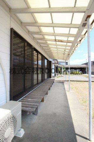 高木貸家のバルコニー|お洗濯にも便利なバルコニー付き