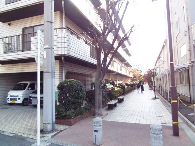 ビューハイツのその他共用部分|ベランダ側は歩道になっております！