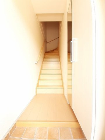 サニーハウスの玄関|収納もある玄関です