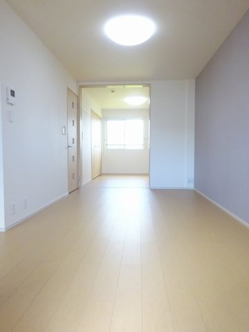 コッティ　クワハラⅠの居間・リビング|こちらの居間で趣味の時間をお楽しみください
