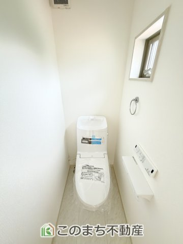 いろどりアイタウン矢板市鹿島町のトイレ|小窓から換気ができて清潔なトイレスペース☆