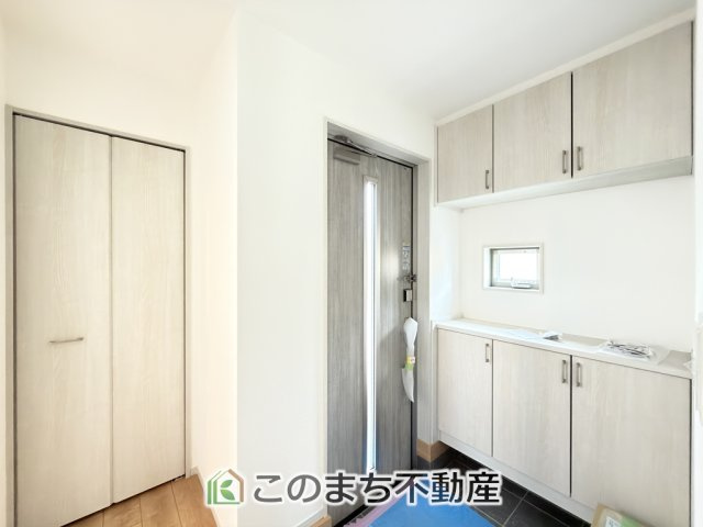 いろどりアイタウン矢板市鹿島町の玄関|広々とした玄関スペース♪たくさんの靴を収納できる下駄箱もございます。