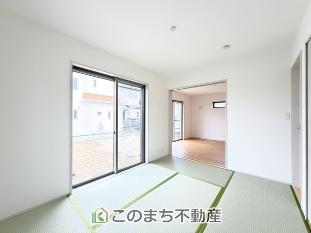 いろどりアイタウン矢板市鹿島町の和室|お子様のお昼寝にも便利な和室です。大きな窓から暖かな日差しが差し込みます♪