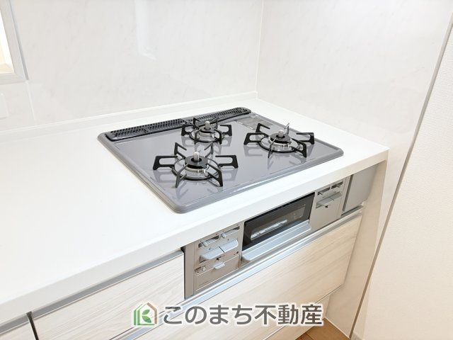 いろどりアイタウン矢板市鹿島町のキッチン|三ツ口コンロ採用で、同時調理もスムーズ◎！お料理を並べられるカウンター付きで、配膳・片付けをサポート！リビングで過ごすご家族とコミュニケーションを楽しみながら作業可能です♪