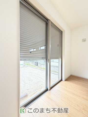 いろどりアイタウン矢板市鹿島町の設備|防犯性と断熱性に優れたシャッター雨戸を備えており、台風時や長期不在時にも安心。室内からそのまま外へ出られる便利な動線も魅力です。