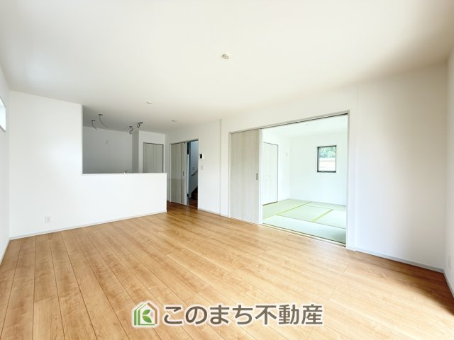いろどりアイタウン矢板市鹿島町の居間・リビング|開放感のある広々としたリビング☆家族みんなでゆったりくつろげます♪
南側から暖かな日差しが差し込みます♪キッチンからリビングの様子がよく見渡せます☆
