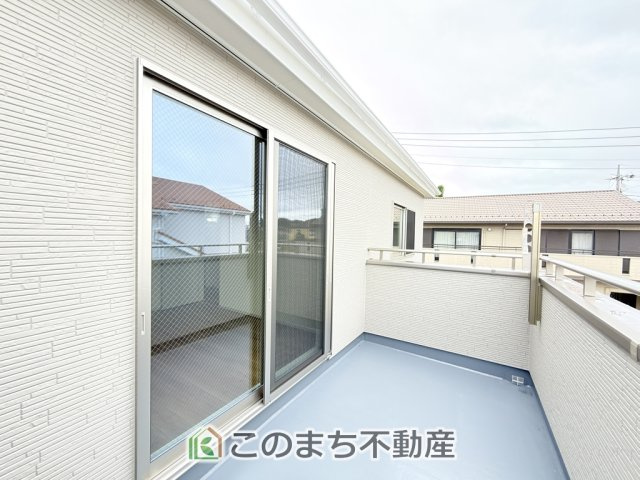 いろどりアイタウン矢板市鹿島町のバルコニー|南向きの大型バルコニーは陽当り良好で、たっぷりのお洗濯物もよく乾きます！
さらにインナーバルコニーなので雨の日でも安心してお出かけできますね♪