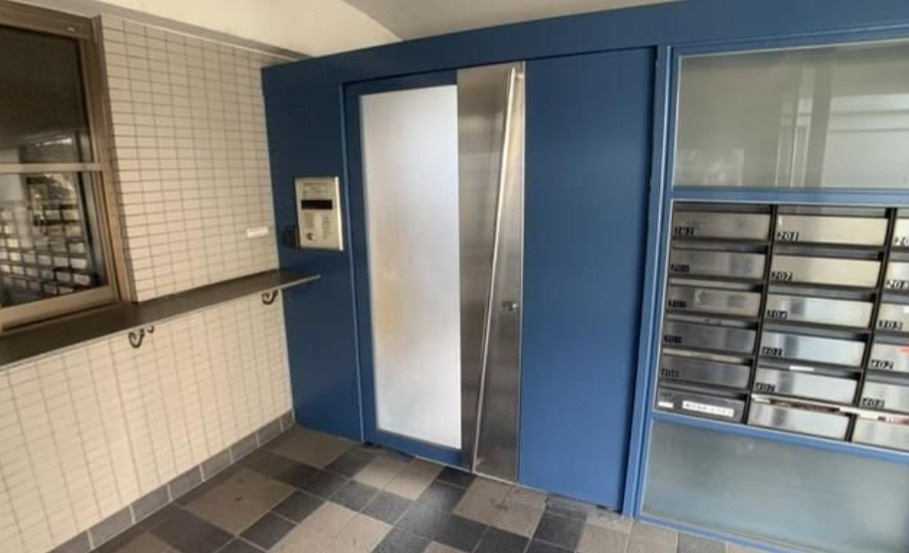 三郷ＦＬＡＴＳのエントランス