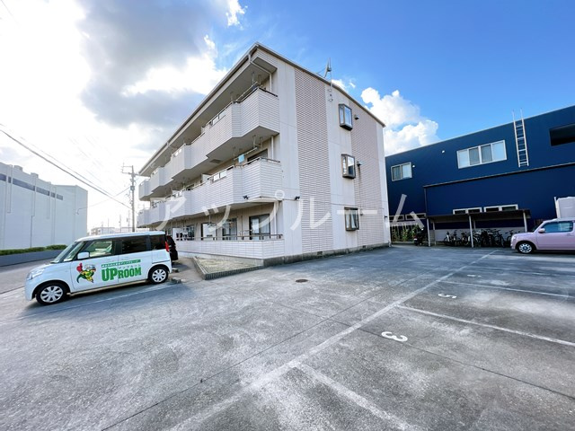 ルミエール松河戸の駐車場