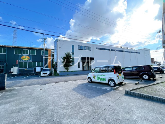 ルミエール松河戸の駐車場