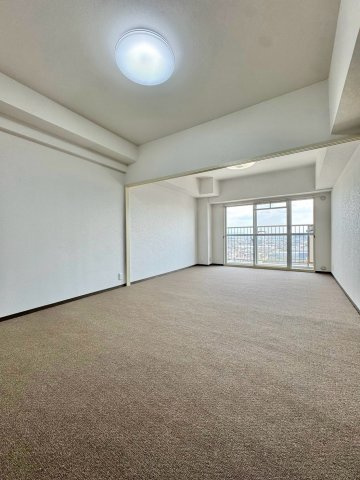【リフォーム済】グランドメゾン守山3号棟 13Fの居間・リビング|隣接空間と一体で使える、ゆとりあるLDK。家具配置を考えやすく、家族が自然と集まる住空間です。