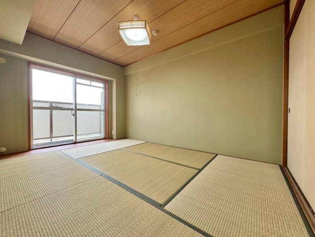 【リフォーム済】グランドメゾン守山3号棟 13Fの和室|南西側のバルコニーに面した6帖和室。お昼寝や来客用、家事スペースなど多目的に活用できます。