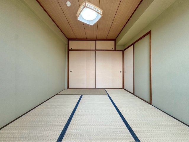 【リフォーム済】グランドメゾン守山3号棟 13Fの和室|畳表替え済みの6帖和室。押入れと天袋を備え、寝具や季節用品もしっかり収納できます。