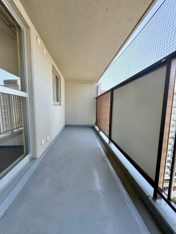 【リフォーム済】グランドメゾン守山3号棟 13Fのバルコニー|洋室側にもバルコニーを確保した2面バルコニー設計。採光・通風を取り込みやすい住まいです。