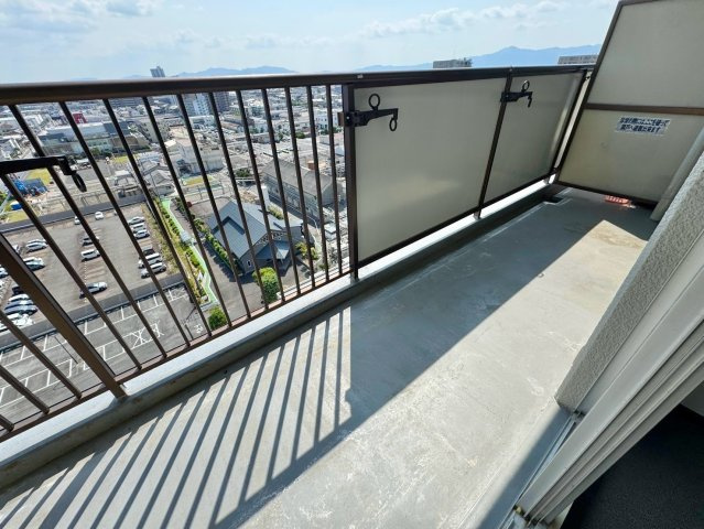 【リフォーム済】グランドメゾン守山3号棟 13Fのバルコニー|LDK側の南西向きバルコニー。高層階ならではの陽当たりと風通しを感じられる、開放的な屋外空間です。