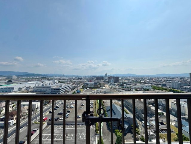 【リフォーム済】グランドメゾン守山3号棟 13Fの展望|13階からの開放的な眺望。街並みの先まで見渡せる景色は、現地でこそ体感したい本物件の大きな魅力です。