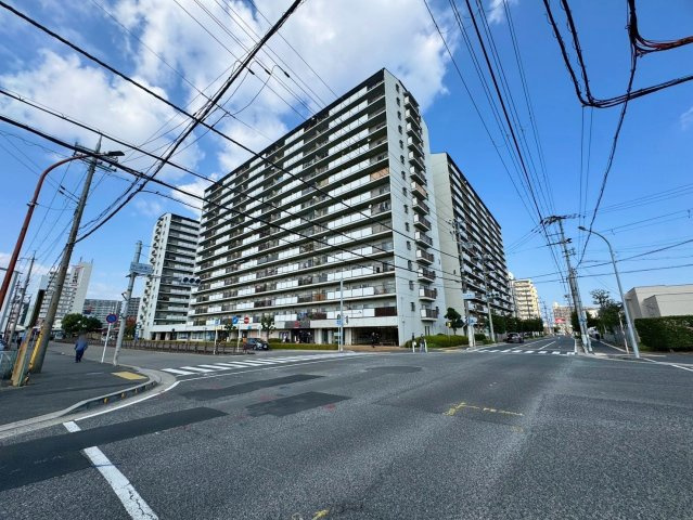 【リフォーム済】グランドメゾン守山3号棟 13Fの外観|周辺の街並みと建物規模が分かる外観。駅、スーパー、コンビニ、銀行が身近にそろう生活至便地です。