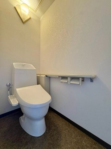 【リフォーム済】グランドメゾン守山3号棟 13Fのトイレ|令和8年1月にトイレを新調。温水洗浄便座付きで、毎日気持ちよく使える清潔な空間です。