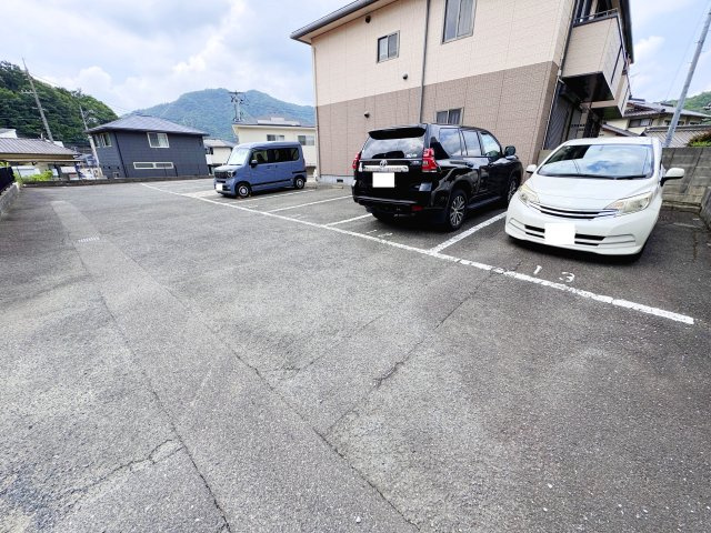 レーヴィンス稲葉の駐車場