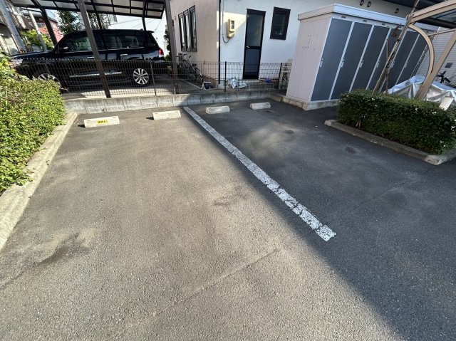 メゾンサトの駐車場