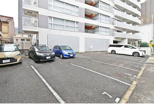 LaSante葵の駐車場