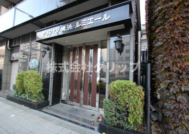グリフィン横浜・ルミエールのエントランス