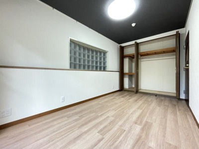 【洋室】 | ベレビュー北山 | 洋室6.4帖
角部屋ならではの2面採光が魅力の6.4帖洋室。北側バルコニー付きで、開放感のある心地よい空間です。