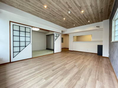 【居間・リビング】 | ベレビュー北山 | LDK21帖
下階はエントランス・駐輪場のため、住戸がなく、小さなお子様のいるご家庭にも嬉しい住環境 。階下への生活音を気にしすぎずのびのび暮らせます。  