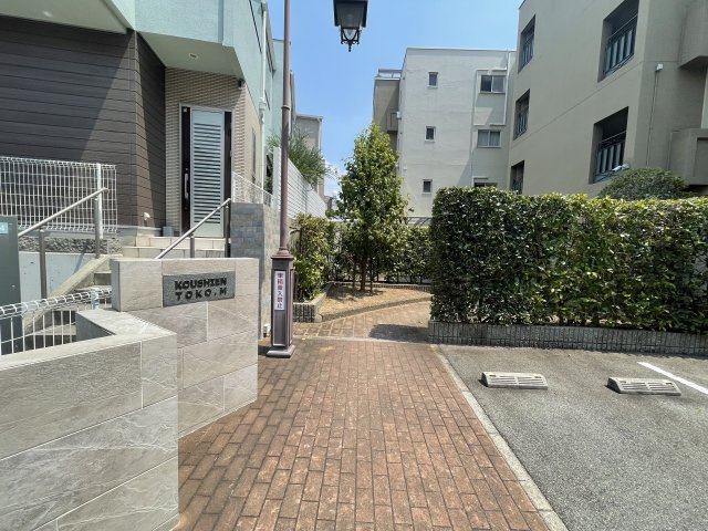 甲子園東行マンションのエントランス
