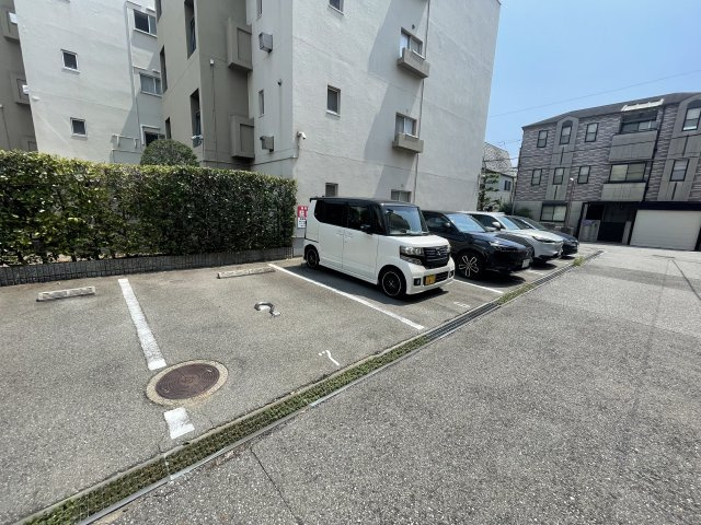 甲子園東行マンションの駐車場
