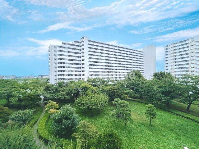なぎさニュータウン3号棟の展望|手を伸ばせば、ふれることが出来そうな環境が、そのままインテリアになったような印象です。その豊かな眺望にふさわしい空間には、通風・採光にも優れ、心地よい光と風があふれています