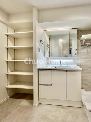なぎさニュータウン3号棟の独立洗面台|【洗面化粧台】洗面化粧台には三面鏡を採用。身だしなみを整えやすい事はもちろんですが、鏡の後ろに収納スペースを設ける事により、散らかりやすい洗面スペースをすっきりさせる事が出来るのも嬉しいですね