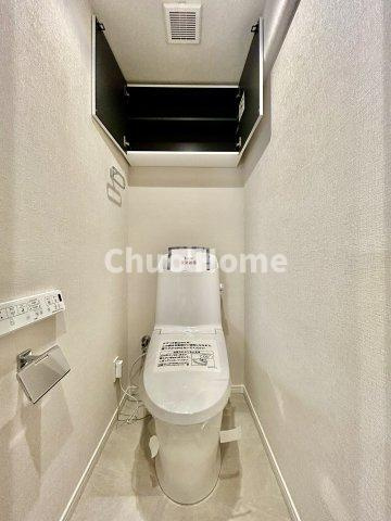 なぎさニュータウン3号棟のトイレ|【トイレ】 収納スペースをしっかりと確保した温水洗浄便座機能付きトイレ。温水洗浄便座は清潔にお使いいただくための大切なアイテムです。
