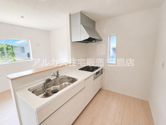 調布市富士見町3丁目 京王線 西調布駅 新築戸建のキッチン|家族との会話が弾む対面式キッチンは作業スペースも十分に確保されています。