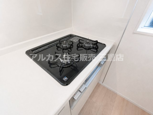 調布市富士見町3丁目 京王線 西調布駅 新築戸建のキッチン|料理の幅が広がる3口コンロとグリルを備えた使い勝手の良いシステムキッチンです。