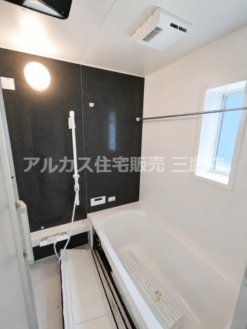 調布市富士見町3丁目 京王線 西調布駅 新築戸建の浴室|シックなアクセントパネルが落ち着いた雰囲気を演出する浴室乾燥機付きのシステムバスです。