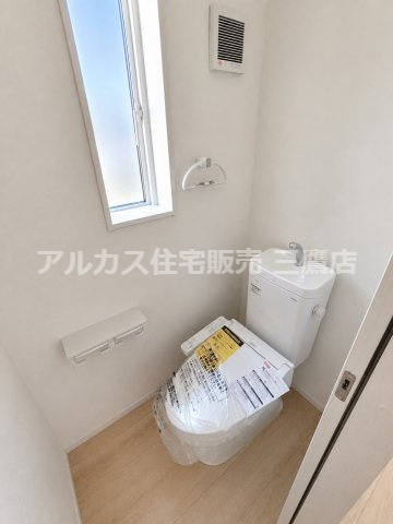 調布市富士見町3丁目 京王線 西調布駅 新築戸建のトイレ|縦長のスリット窓が明るさをプラスし、スッキリとした印象を与える清潔感あふれるトイレです。