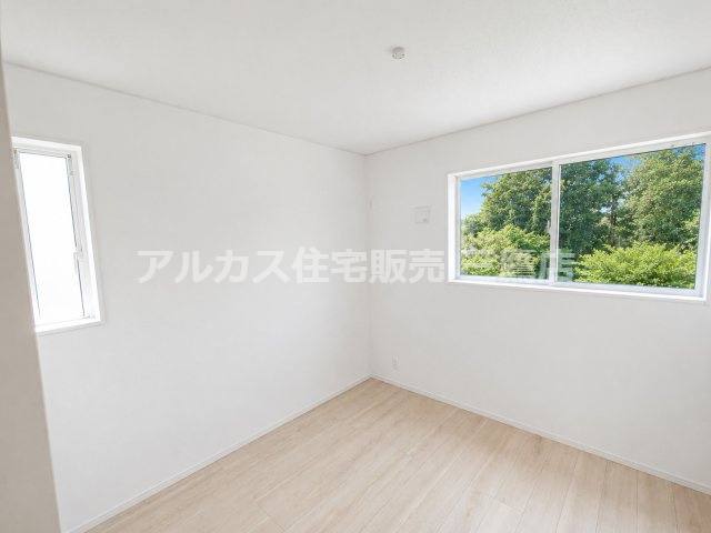 調布市富士見町3丁目 京王線 西調布駅 新築戸建の洋室|2面に窓が配置された洋室は、自然光が差し込む爽やかなプライベート空間です。