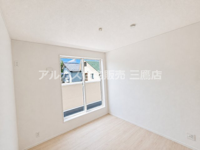 調布市富士見町3丁目 京王線 西調布駅 新築戸建の洋室|バルコニーへ出入りできる窓を備えた洋室は、毎日の生活動線にも考慮された造りです。