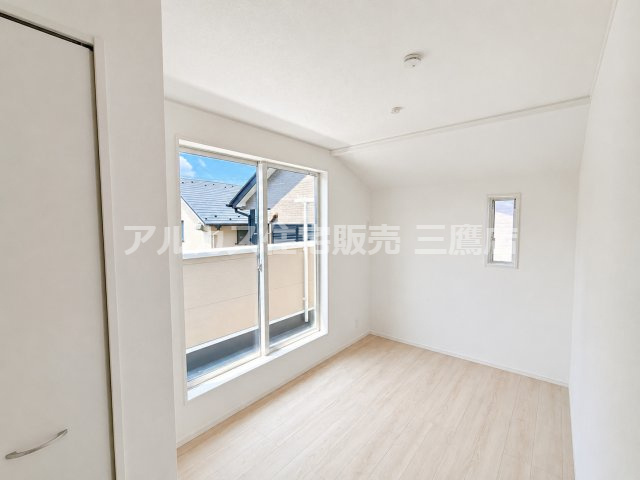 調布市富士見町3丁目 京王線 西調布駅 新築戸建の洋室|白を基調としたシンプルな内装の洋室は、お好みの家具やインテリアが合わせやすい空間です。