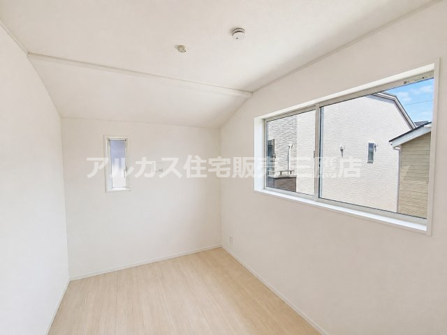 調布市富士見町3丁目 京王線 西調布駅 新築戸建の洋室|2面の窓から明かりを取り入れられる洋室は、ベッドやデスクの配置がしやすい形状です。